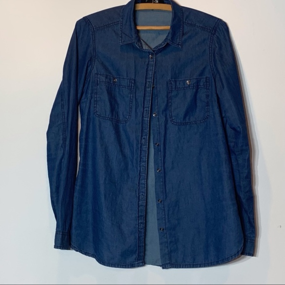 EUC Forever 21 Denim Chambray Button Up Shirt‎